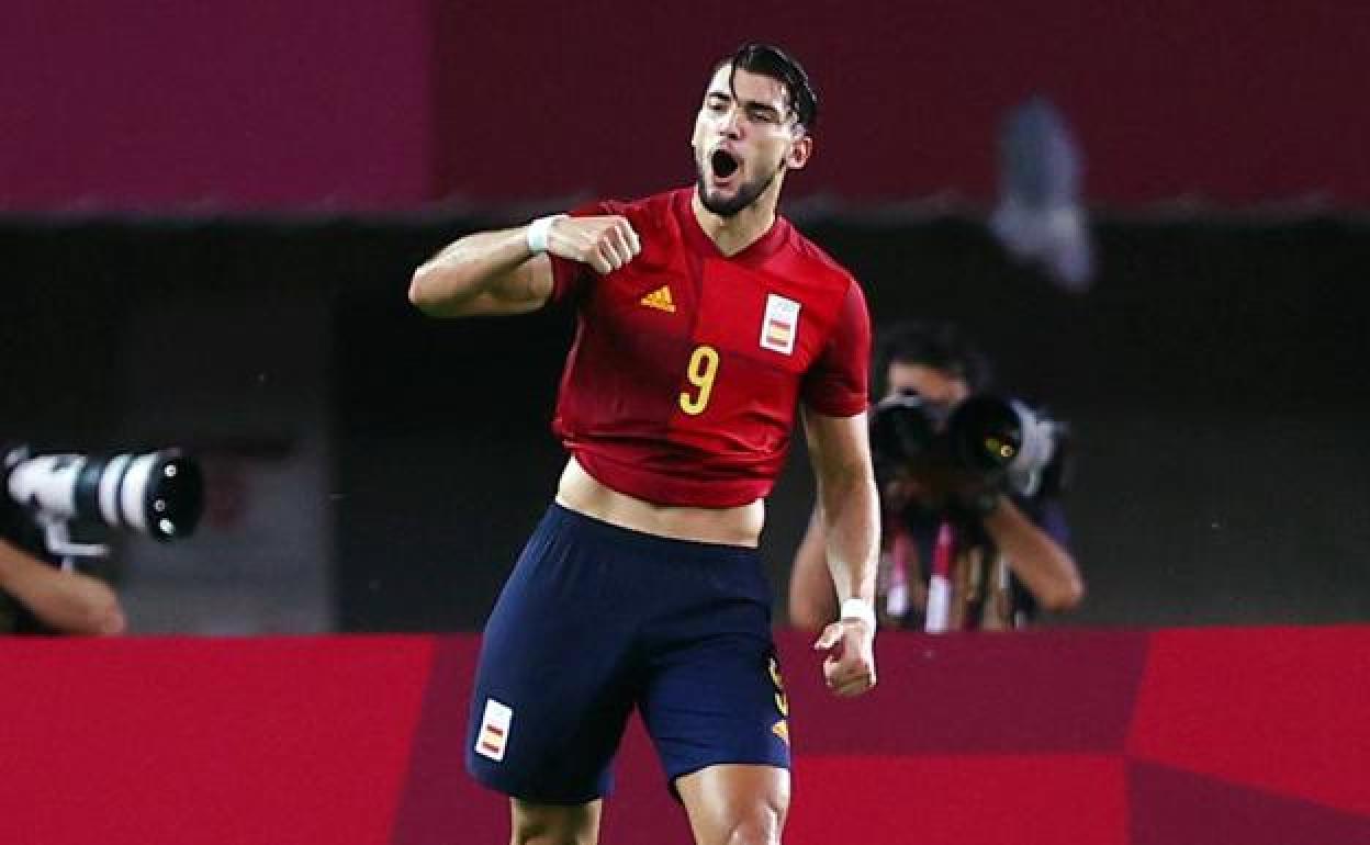 Rafa Mir celebra uno de sus goles . 