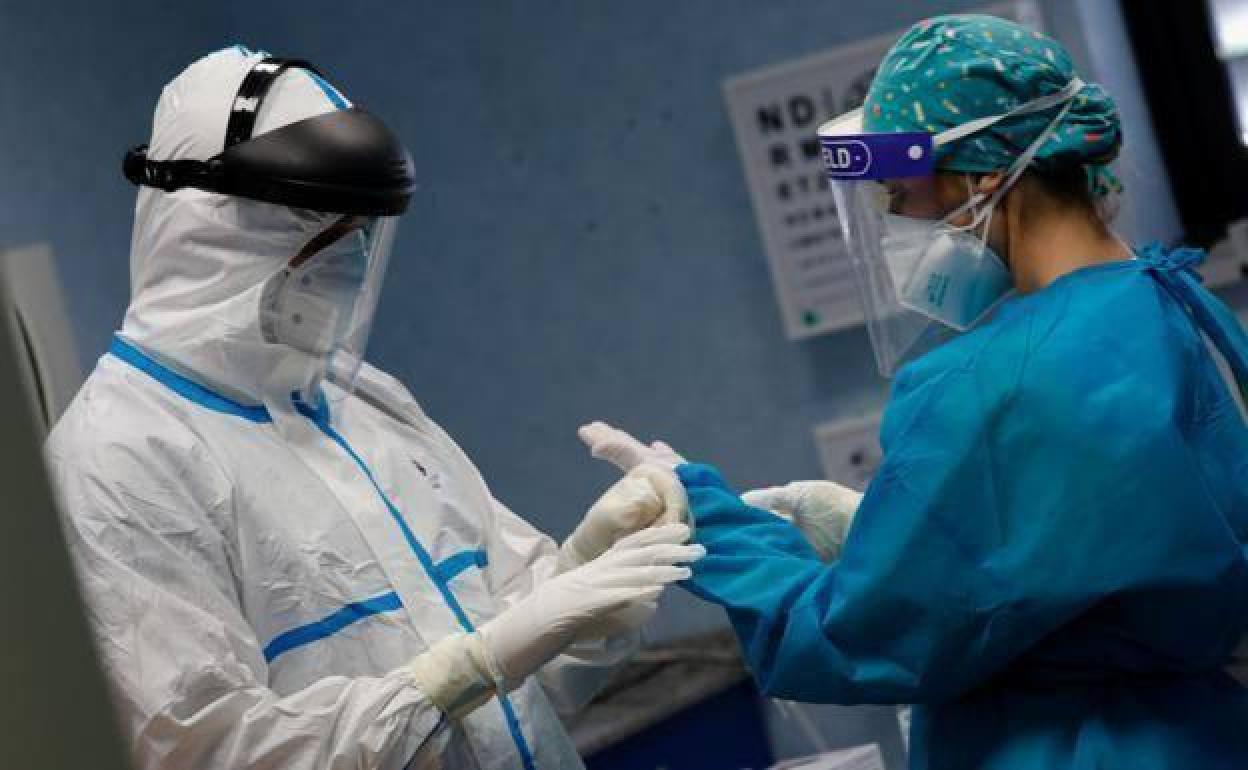 Dos sanitarios en un hospital de la Región de Murcia, en una foto de archivo. 