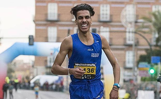 El atleta muleño, Mohamed Katir, tras ganar la San Silvestre de Murcia en 2015.