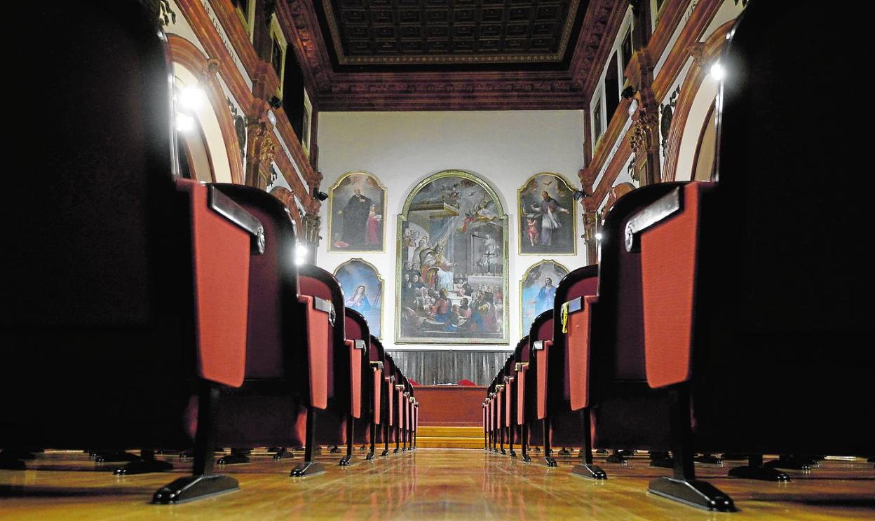 Cinco de los cuadros de Vicente Inglés, con San Isidoro en el centro, que ya cuelgan en el antiguo oratorio del hoy IES Cascales. 