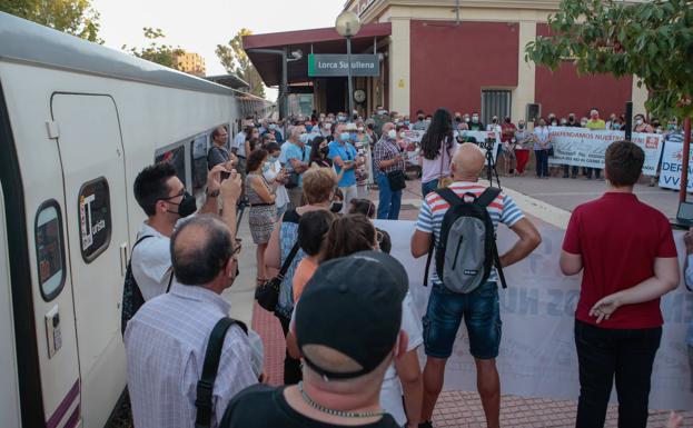 Protesta en la estación de Lorca-Sutullena, este miércoles, contra el cierre de la línea de Cercanías.