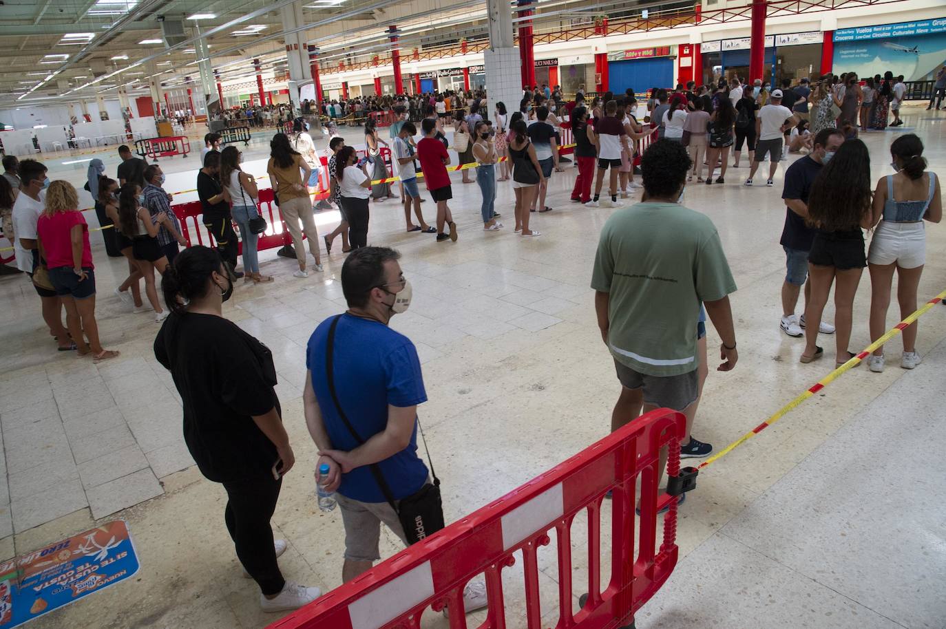 Fotos: Largas colas durante la vacunación de este jueves en Cartagena