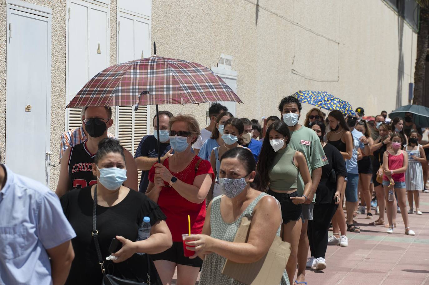 Fotos: Largas colas durante la vacunación de este jueves en Cartagena