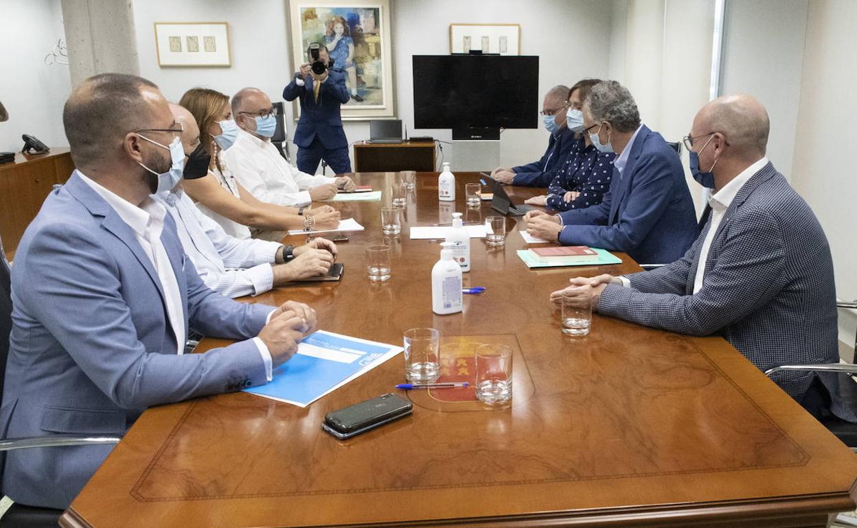 Reunión entre los consejeros de política social y Salud. 