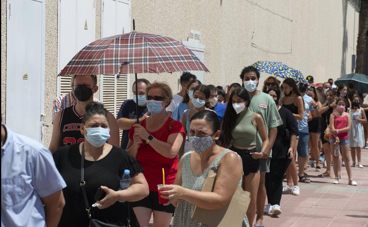 Colas de vacunación en Cartagena. 