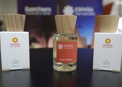 Imagen secundaria 1 - Sobre estas líneas, el pabellón diseñado por el cartagenero Andrés Cánovas y sus socios Atxu Amman y N. Maruri. / El bosque de la inteligencia ofrecerá una experiencia multisensorial gracias al fresco perfume que desprenden estos ambientadores. 