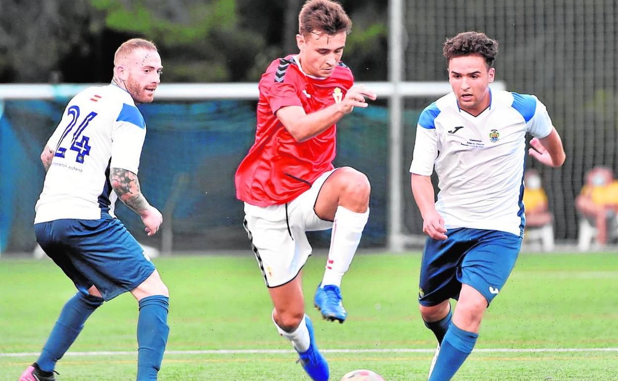 Pablo Haro se va de dos jugadores de la selección de Archena, el pasado 29 de julio. 