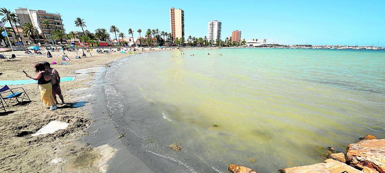 Rotura de una tubería de agua potable, la semana pasada en San Javier. 
