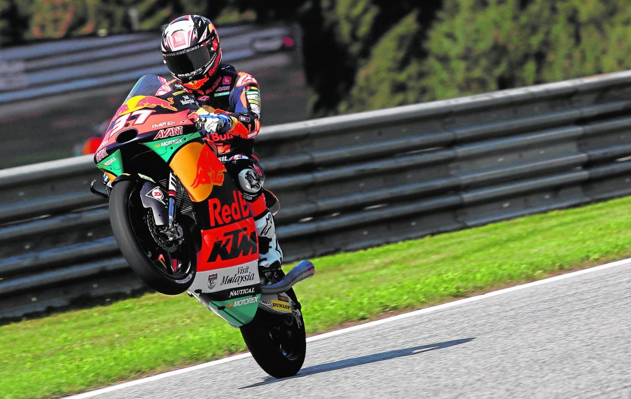 Pedro Acosta hace un caballito, ayer durante la sesión de clasificación del Gran Premio de Estiria, en el Red Bull Ring austriaco. 