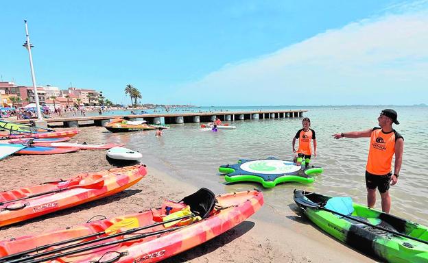 Piraguas y otras embarcaciones preparadas para su alquiler en Los Alcázares.