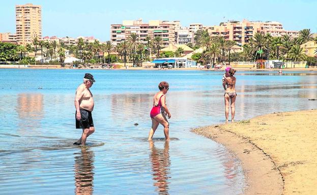 Playa del hotel Cavanna a orillas del Mar Menor, en La Manga, con pocos turistas.