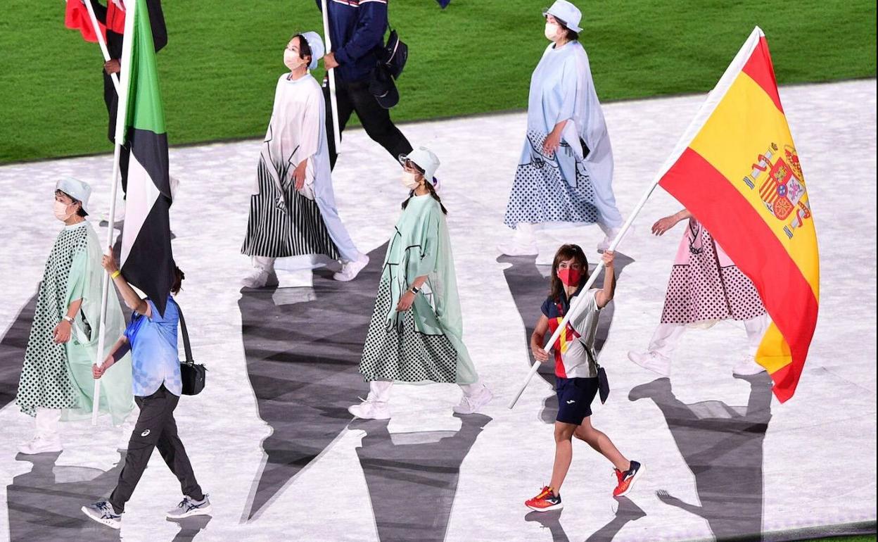 La abanderada española, la karateca Sandra Sánchez, ondea la bandera de España durante la ceremonia de clausura de los Juegos Olímpicos 2020, este domingo en el Estadio Nacional de Tokio.