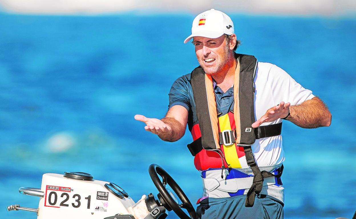 Diego Fructuoso da instrucciones a Joan Cardona desde su barco en la Medal Race del pasado martes. 