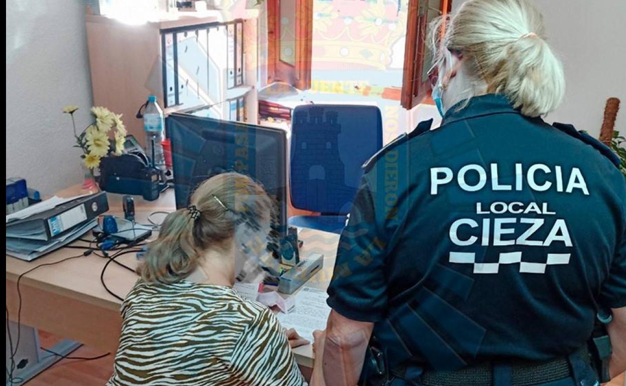 Una agente de la Policía Local de Cieza.