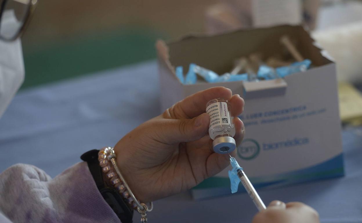 Un sanitario prepara una dosis de la vacuna AstraZeneca, en una imagen de archivo.