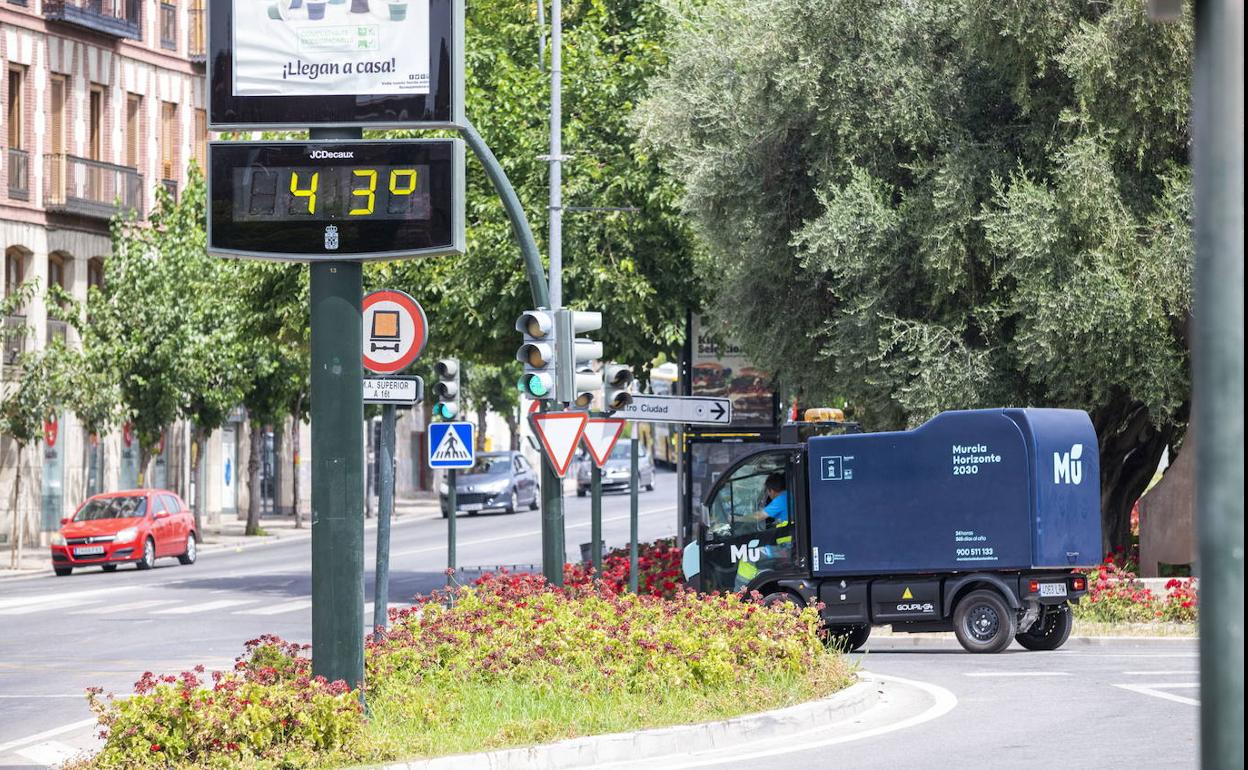 Un termómetro ubicado en Murcia señala 43 ºC, en una imagen de archivo.