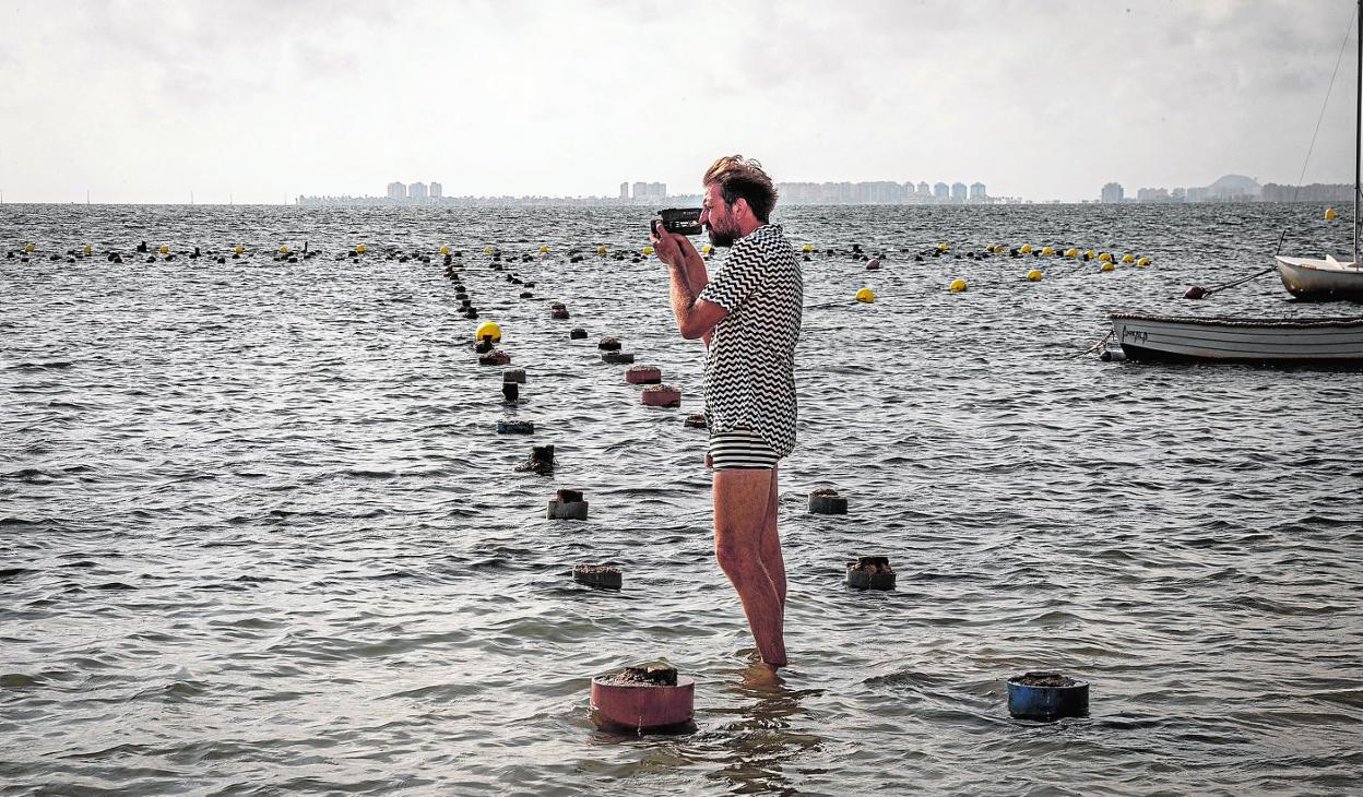 El artista audiovisual Salvi Vivancos, fotografiado para esta entrevista en el Mar Menor.