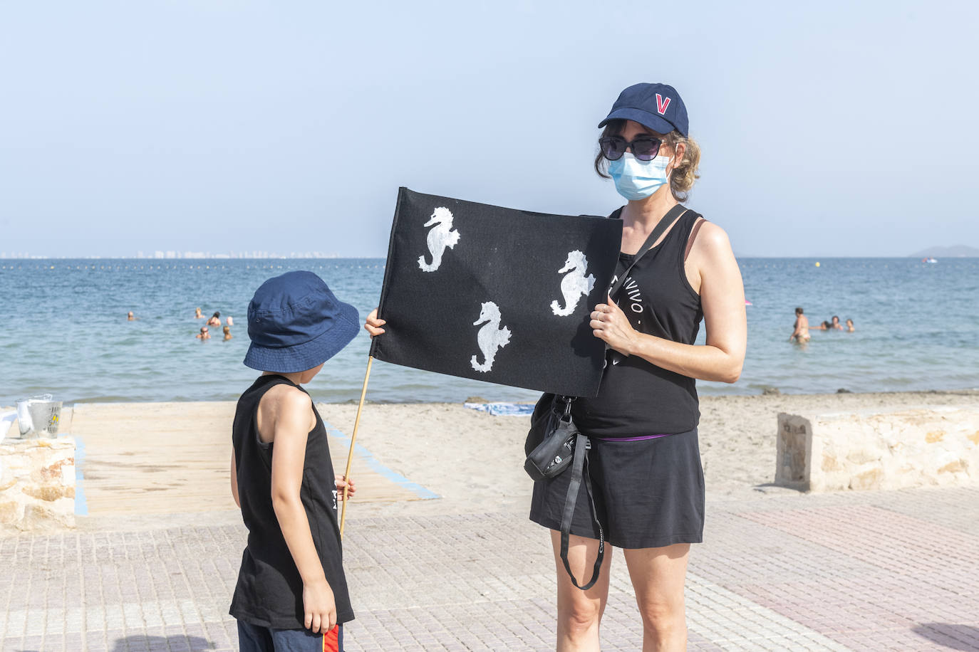 Los Alcázares acogió otras de las concentraciones, en la que muchos de los congregados vestían camisetas negras de luto ecológico.