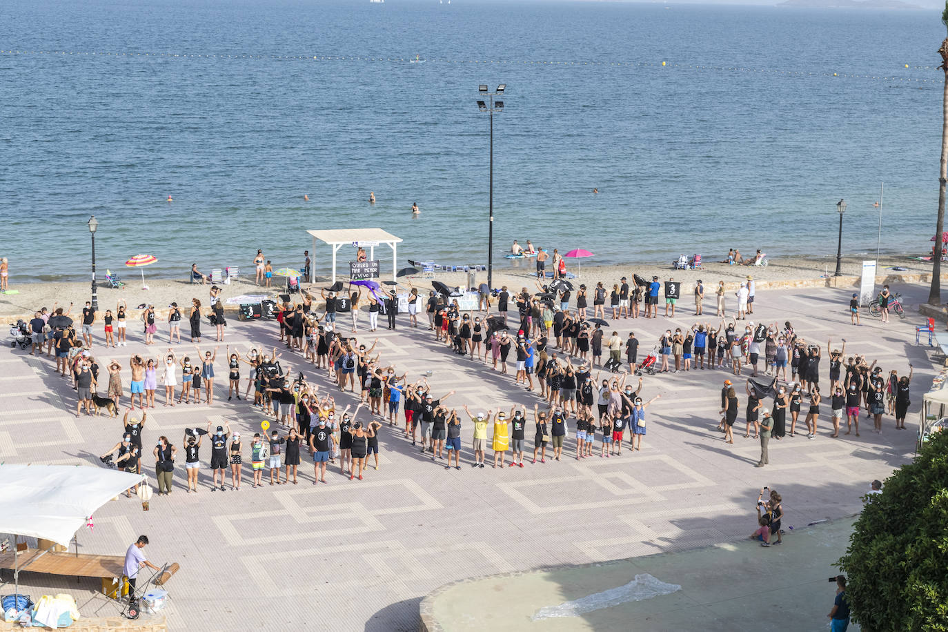 Los Alcázares acogió otras de las concentraciones, en la que muchos de los congregados vestían camisetas negras de luto ecológico.