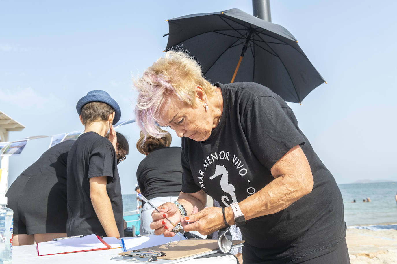Los Alcázares acogió otras de las concentraciones, en la que muchos de los congregados vestían camisetas negras de luto ecológico.
