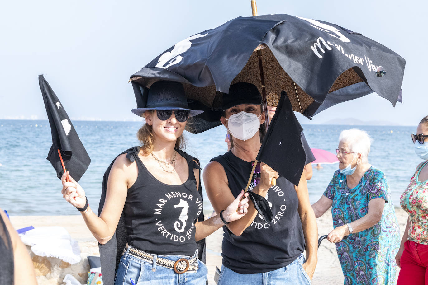 Los Alcázares acogió otras de las concentraciones, en la que muchos de los congregados vestían camisetas negras de luto ecológico.