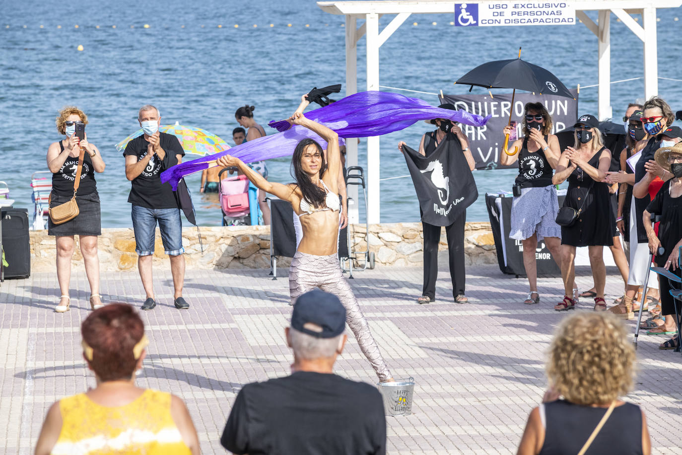 Los Alcázares acogió otras de las concentraciones, en la que muchos de los congregados vestían camisetas negras de luto ecológico.