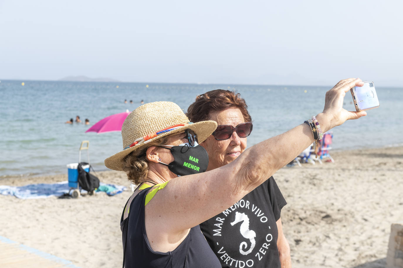 Los Alcázares acogió otras de las concentraciones, en la que muchos de los congregados vestían camisetas negras de luto ecológico.