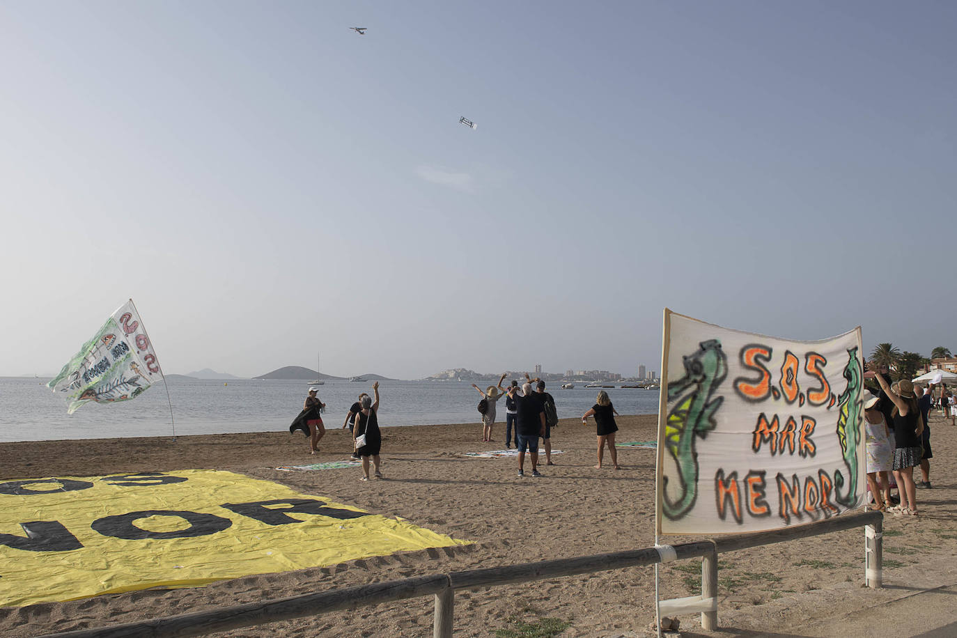 Protesta de vecinos en la Playa de los Alemanes, en La Manga.
