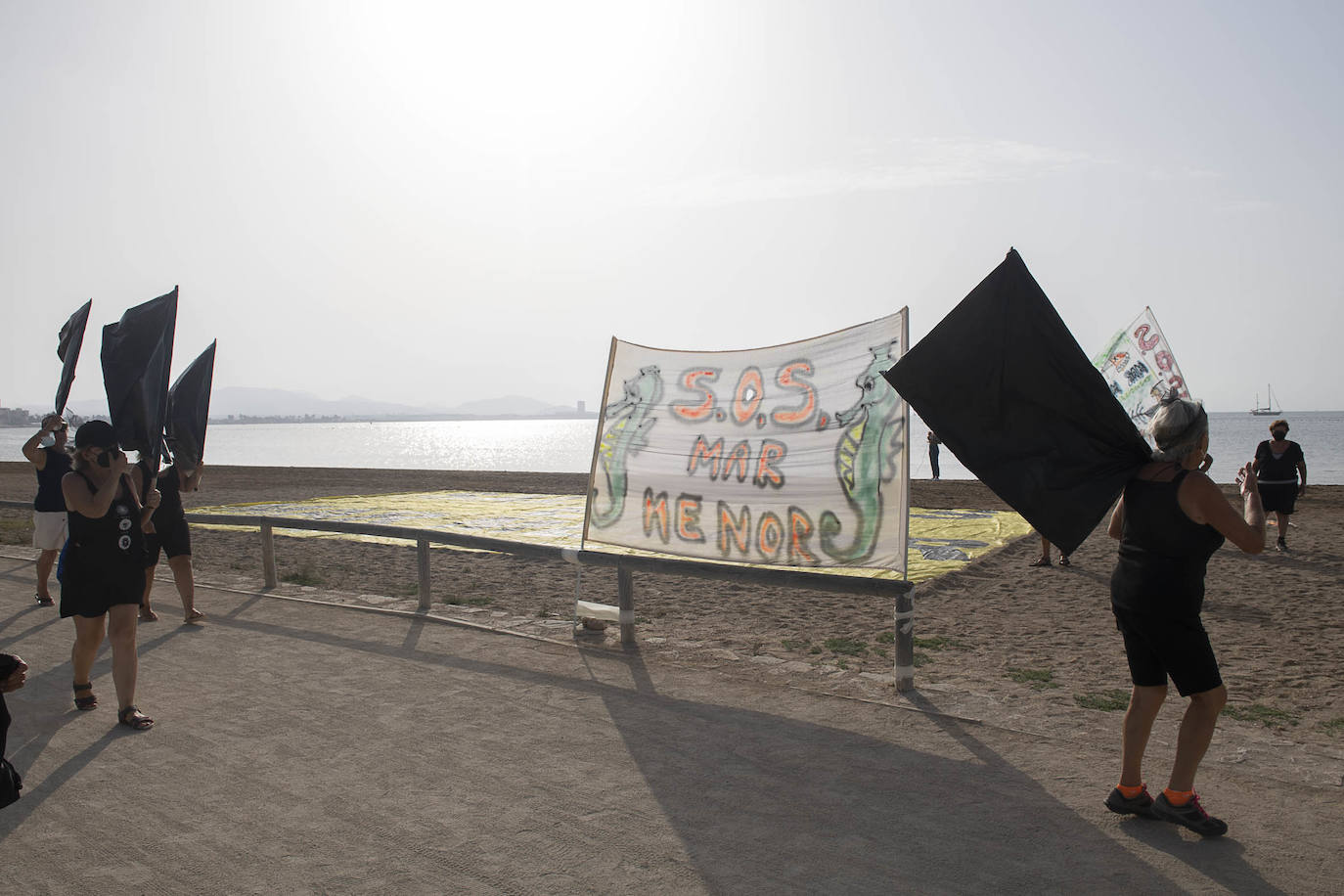 Protesta de vecinos en la Playa de los Alemanes, en La Manga.