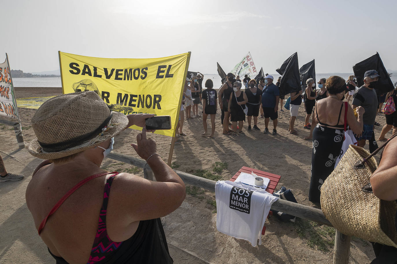 Protesta de vecinos en la Playa de los Alemanes, en La Manga.