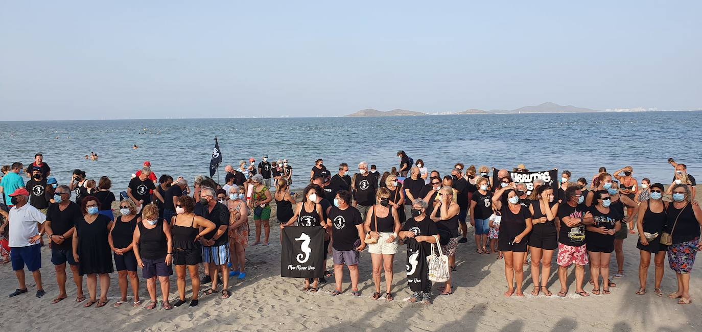 Protesta en Los Urrutias, este viernes. 