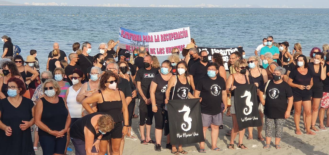 Protesta en Los Urrutias, este viernes. 