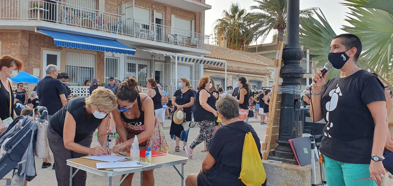 Recogida de firmas en Los Urrutias.