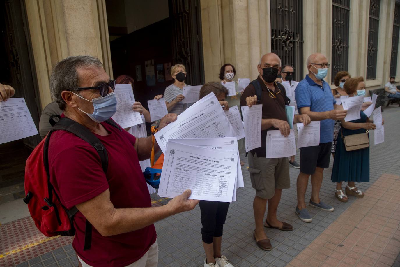 Fotos: Los vecinos protestan contra la demolición de la cárcel de San Antón en Cartagena