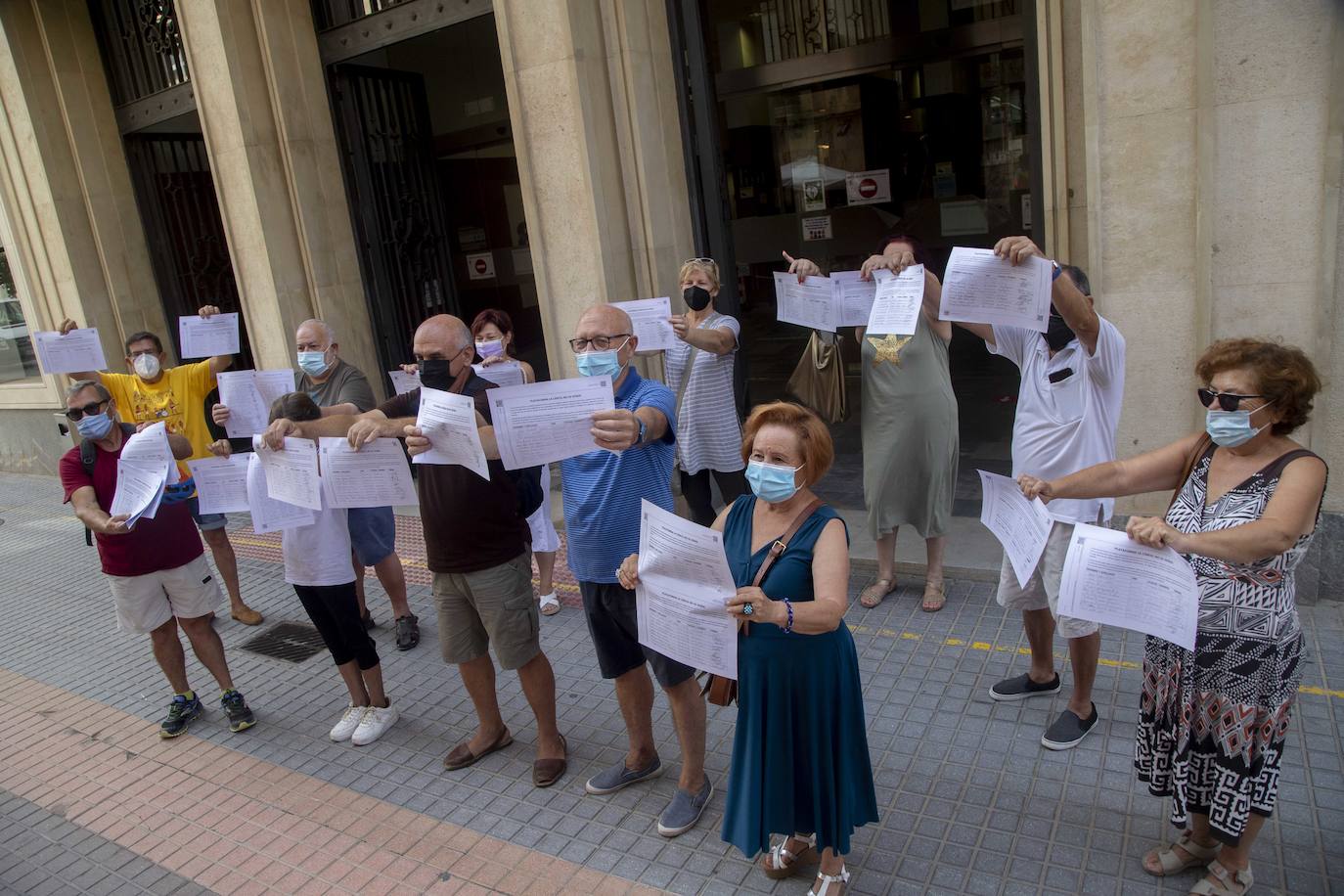 Fotos: Los vecinos protestan contra la demolición de la cárcel de San Antón en Cartagena