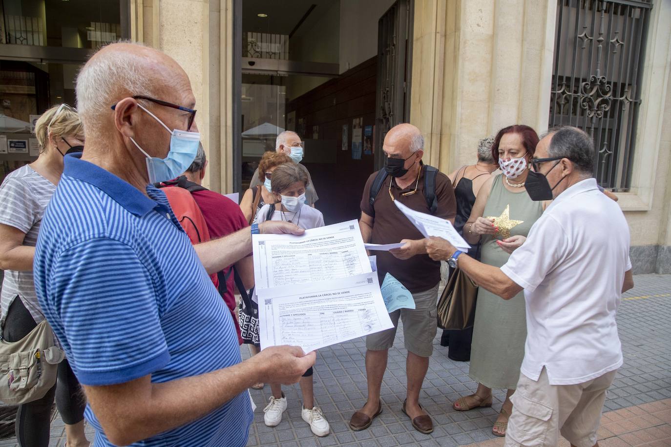 Fotos: Los vecinos protestan contra la demolición de la cárcel de San Antón en Cartagena