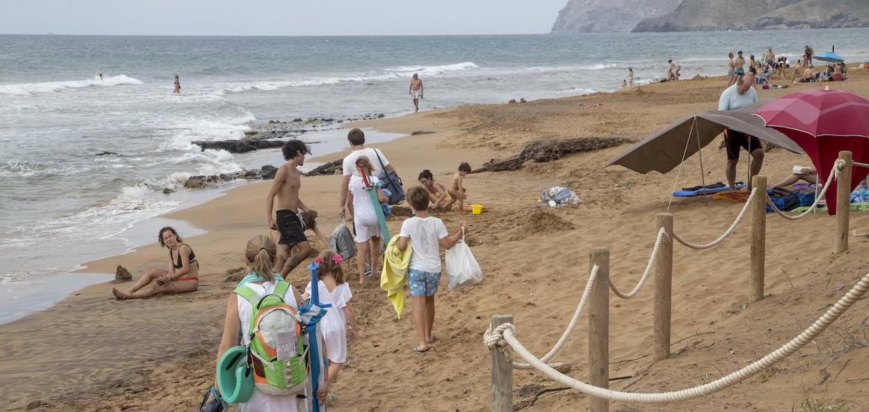 Las playas atraen a mucho público familiar, que llega equipado con todo lo necesario para la jornada.
