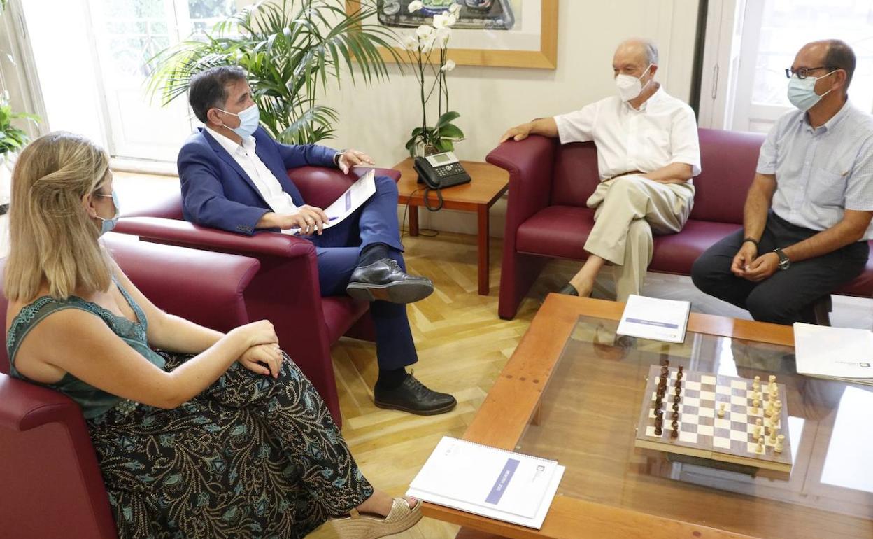 Encuentro del alcalde con el presidente y el director de la Fundación Jesús Abandonado. 