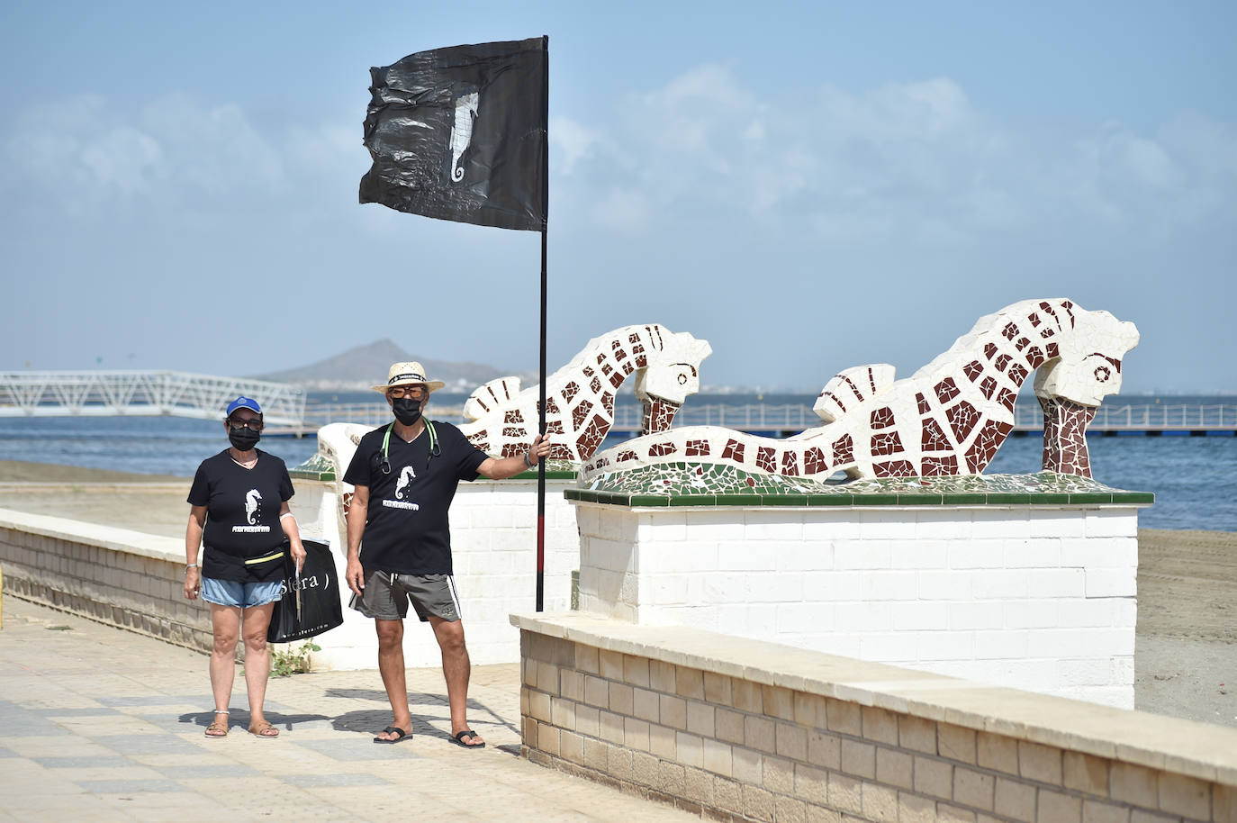 Fotos: Vecinos y turistas, «de luto» por la crisis del Mar Menor