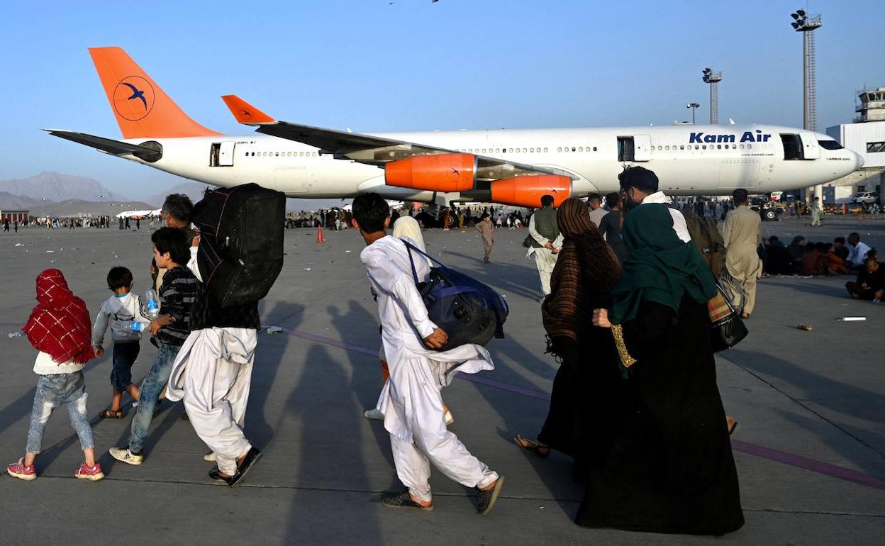 Familias afganas en el aeropuerto de Kabul, este lunes.