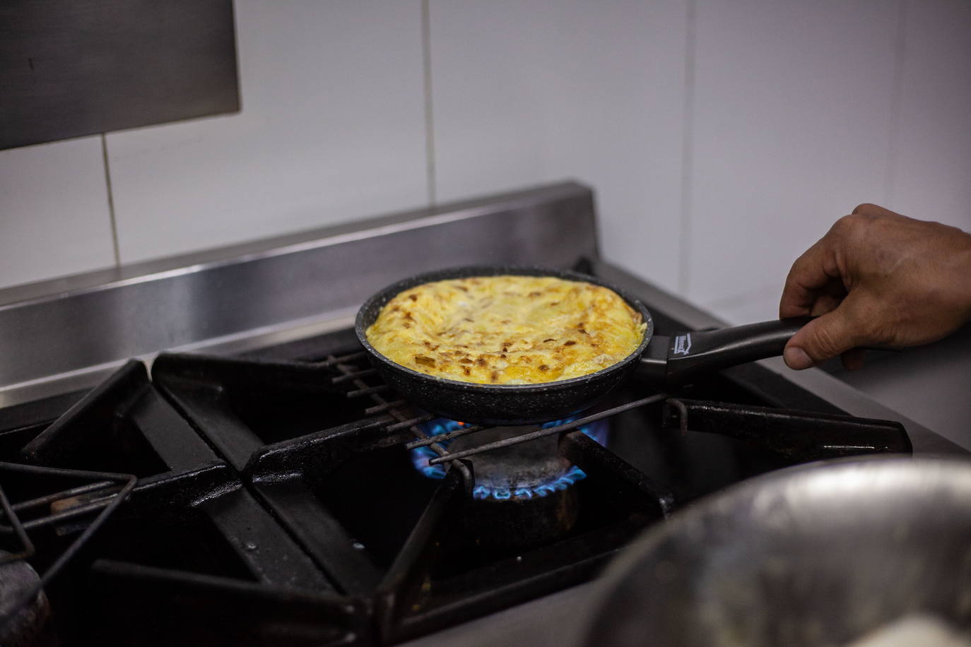 Fotos: Así se cocina la tortilla de Murcia que competirá por ser la mejor de España