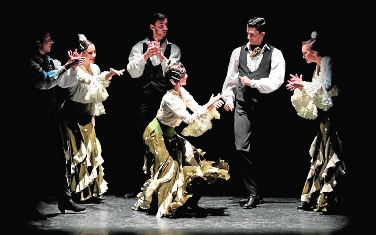 Bailarines de la Compañía Carmen y Matilde Rubio sobre el escenario durante 'Pasión flamenca'. 