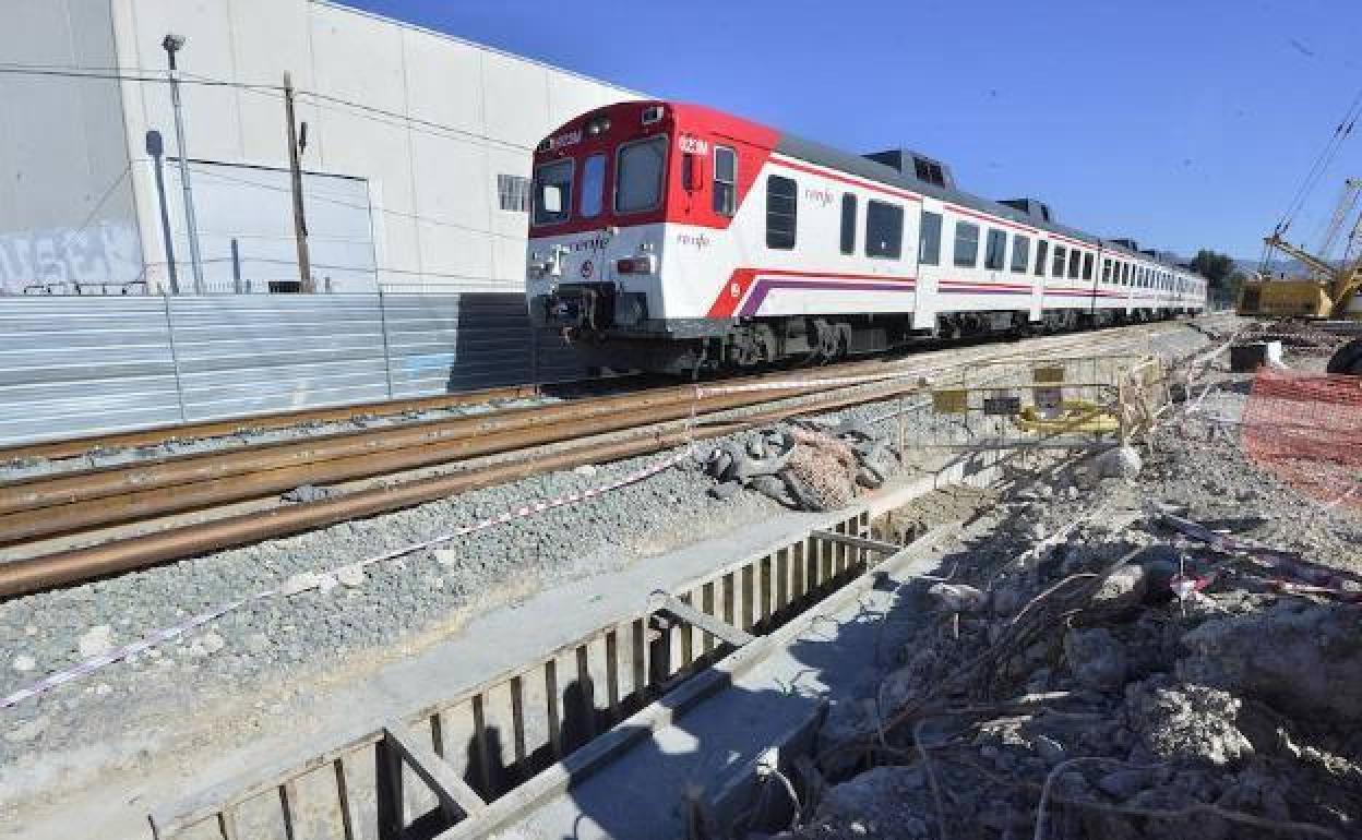 Un tren de Cercanías pasa junto a las obras del soterramiento en Murcia, en una imagen de archivo. 