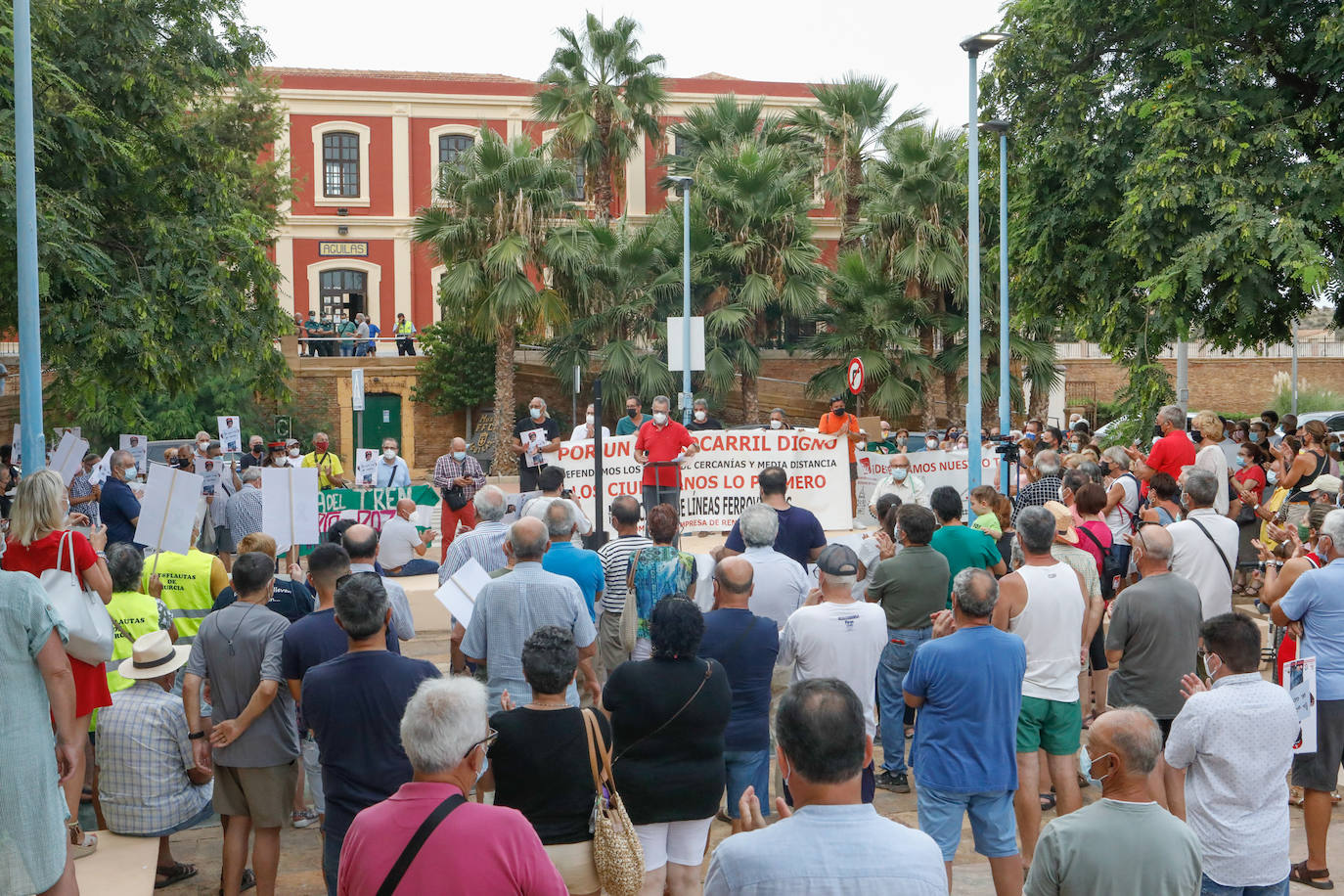 Fotos: Protesta en Águilas por el cierre de la línea de Cercanías