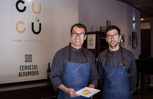 Javier Cadario (sostiene el plato de tortilla) y Antonio Reyes, en Cucú Gastrobar. En vídeo, el proceso de elaboración.