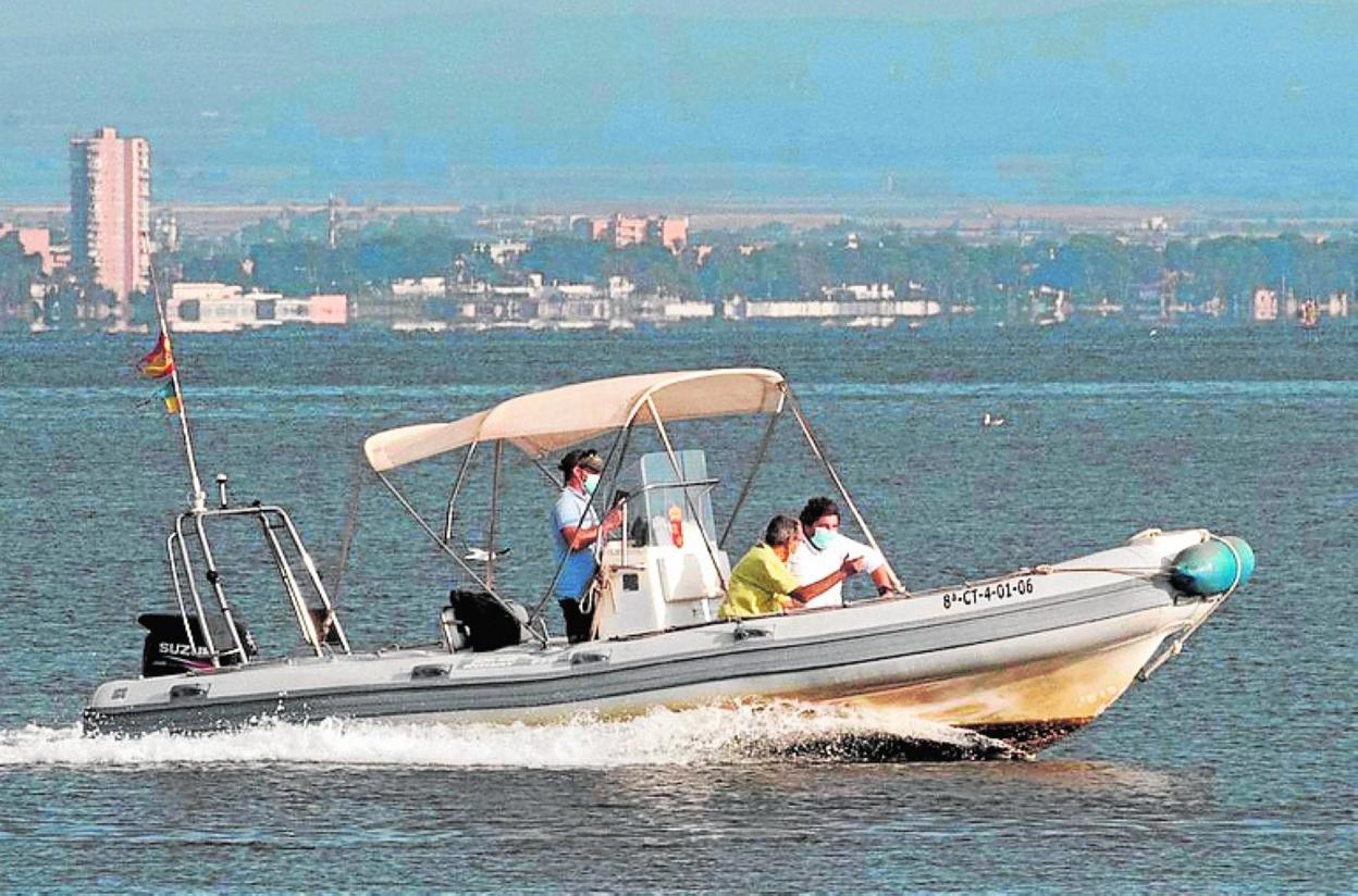 El presidente López Miras, recorriendo ayer el Mar Menor. 