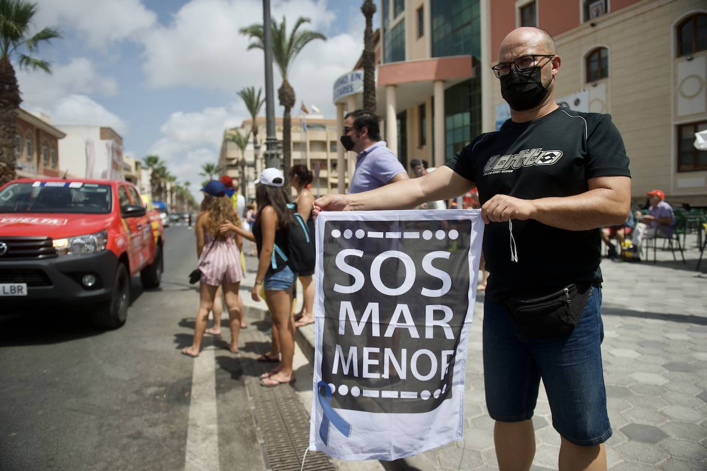Fotos: Colectivos vecinales y ecologistas protestan en defensa del Mar Menor al paso de La Vuelta
