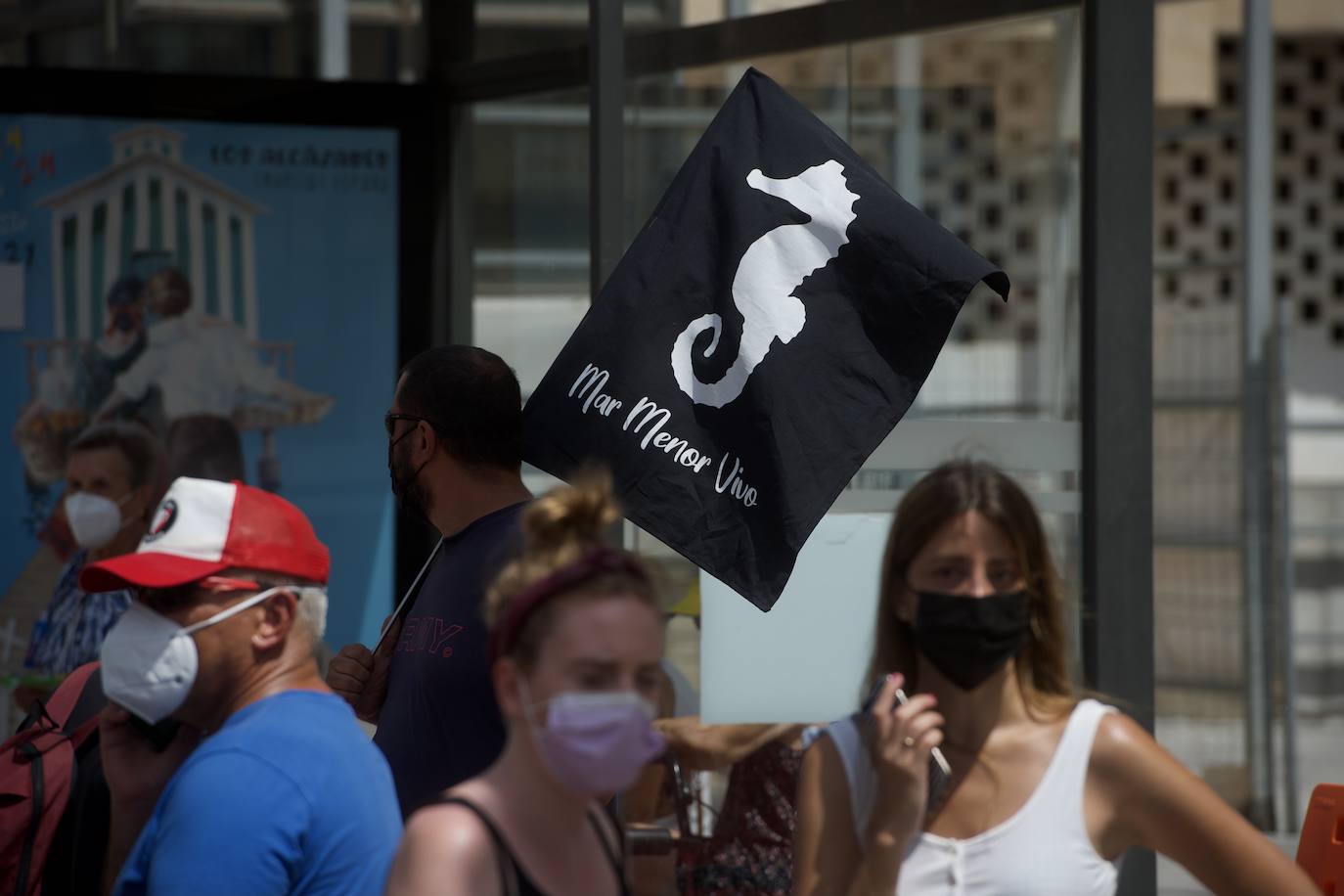 Fotos: Colectivos vecinales y ecologistas protestan en defensa del Mar Menor al paso de La Vuelta