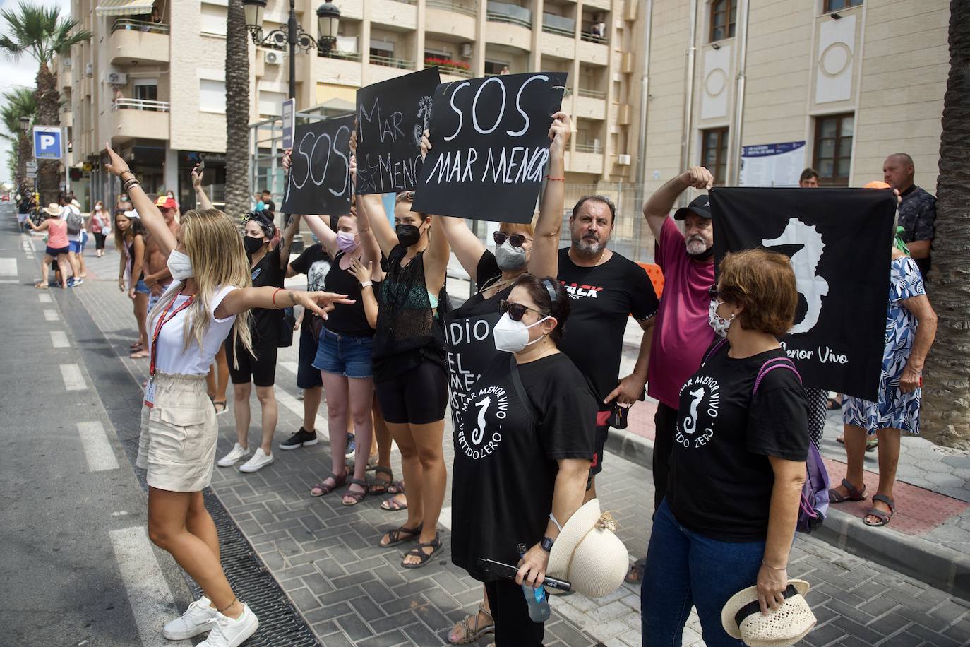 Fotos: Colectivos vecinales y ecologistas protestan en defensa del Mar Menor al paso de La Vuelta