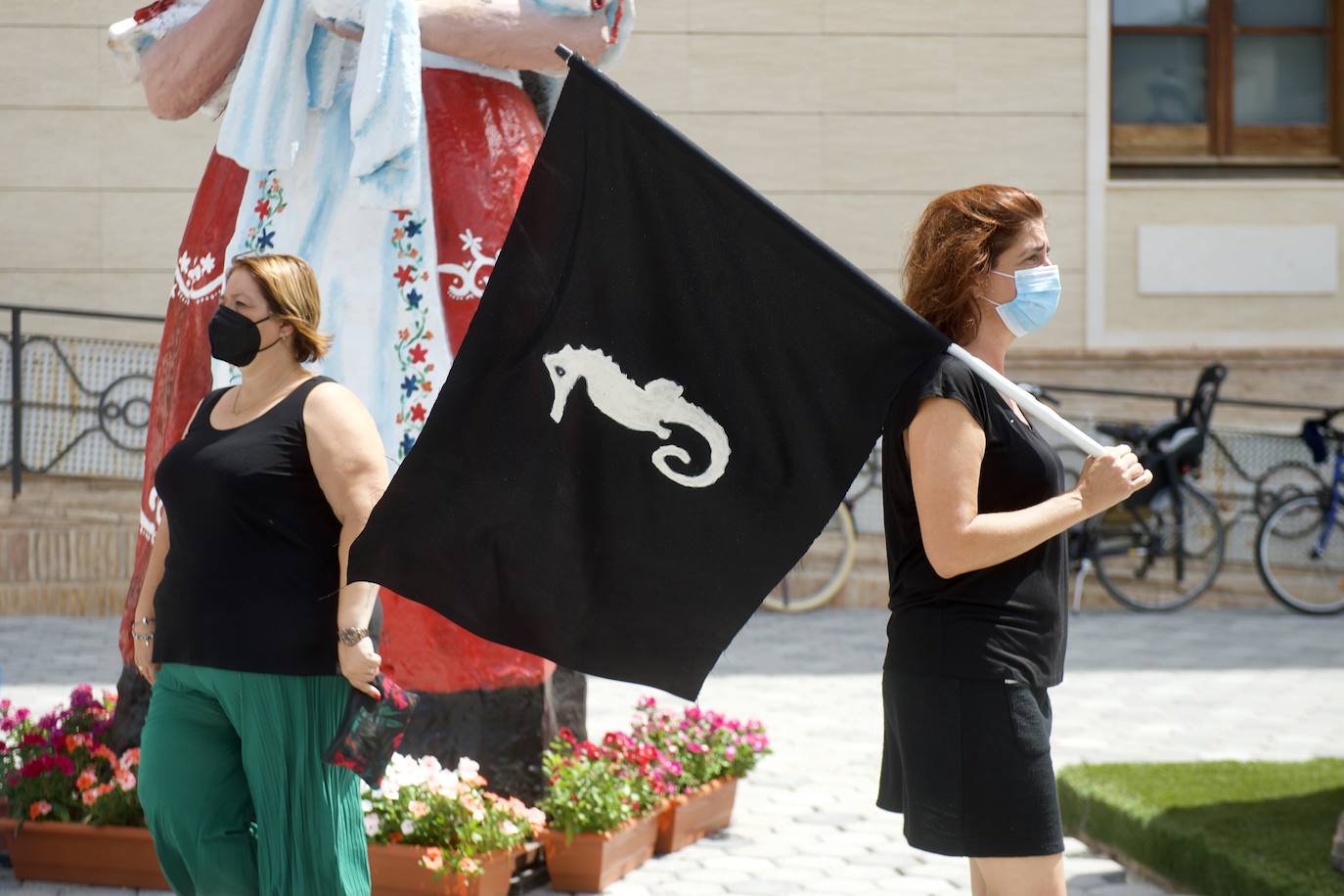 Fotos: Colectivos vecinales y ecologistas protestan en defensa del Mar Menor al paso de La Vuelta